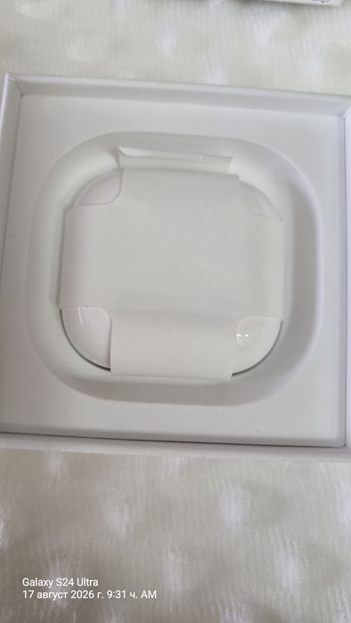 безжичните слушалки Apple AirPods 4 (или вариант с Active Noise Cancellation),