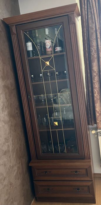 PLASTIKA BG  ъглова витрина от дърво- 600 лв.Италианска Витрина стъкло