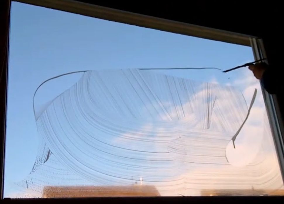 Професионално почистване на прозорци и витрини