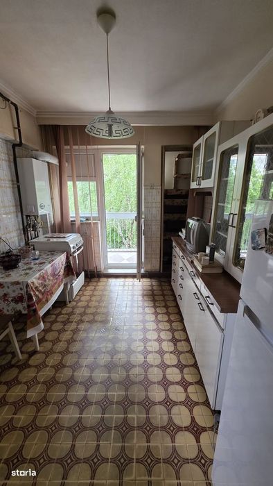 Apartament 4 camere, 93 mp utili, etaj 3/4, decomandat, zona Centrala
