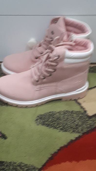 Продам женские ботинки