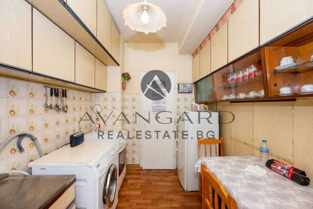 Продава се Тристаен апартамент в Пловдив, Център - 76 кв.м за 2014 €/кв.м - Снимка #2