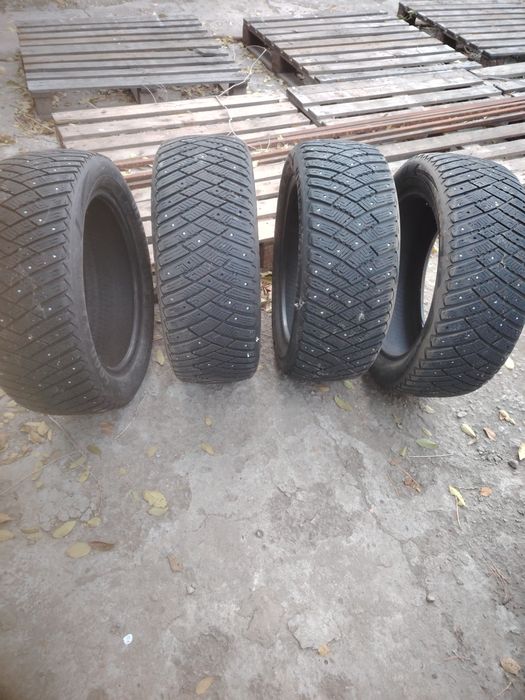 Продам шины зимние 215/55 /17