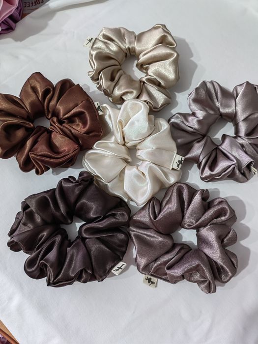 Сатенено скрънчи класик, мини и с дантела.