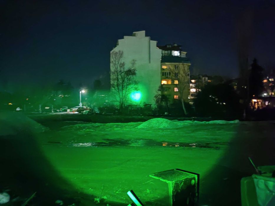 Продавам фенер със зелена светлина за лов и риболов и стойки за монтаж