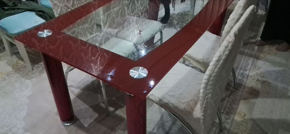 Продаётся стол и стулья в гостиную .