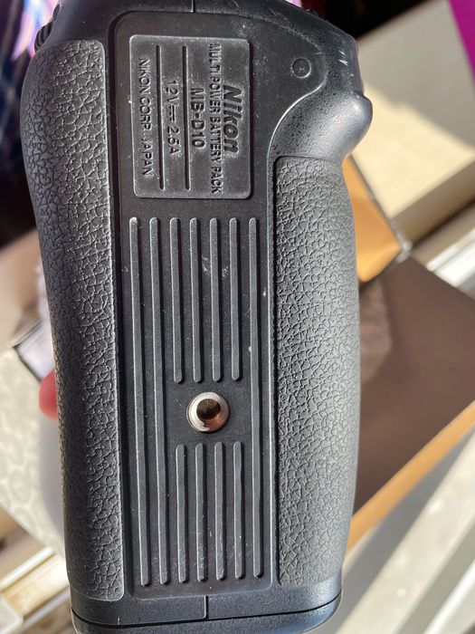 Nikon MB-D10 + 3 baterii EN-EL3e originale + încărcător MH-18a