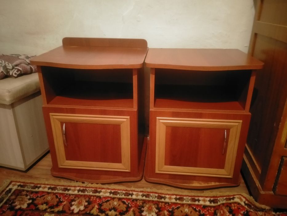 Продам шкаф и две тумбочки