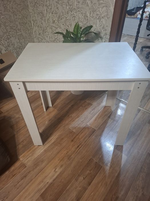 Продам стол кухонный.