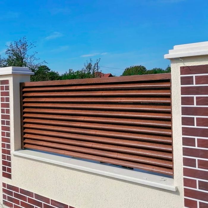 Garduri și porți din jaluzele șipcă metalică