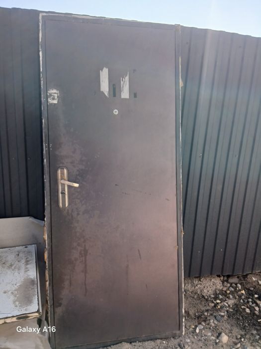 Продается дверь наружной.
