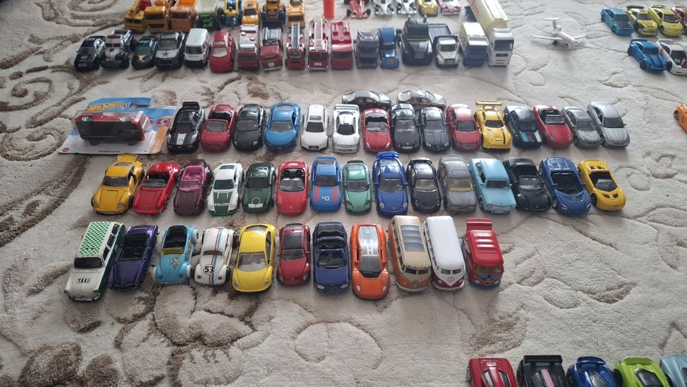 (10 LEI BUC) Colectie 265 mașinute - Hot Wheels, Matchbox, Burago, Majisto, etc

Alfa Romeo
AMC
Aston Martin
Audi
Bentley
BMW
Bugatti
Cadillac
Chrysle