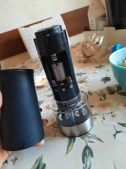 Електрическа мелница за сол и пипер на батерии