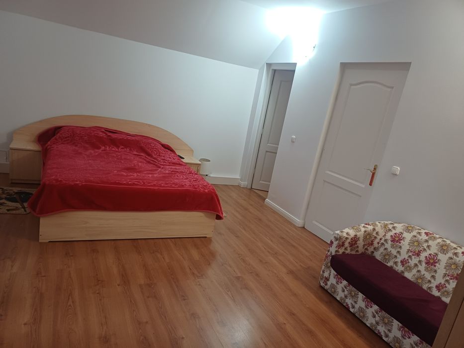 Inchiriez camere la casa