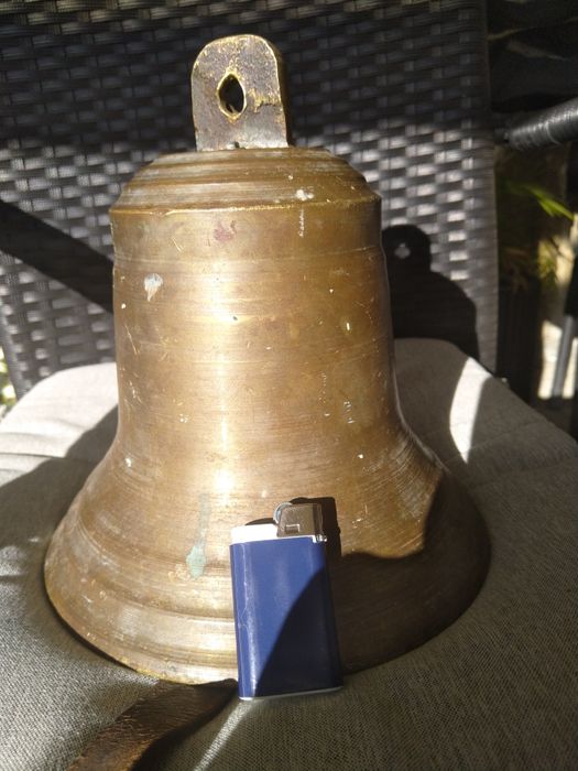 Продавам огромна масивна корабна камбана 1927 година Англия