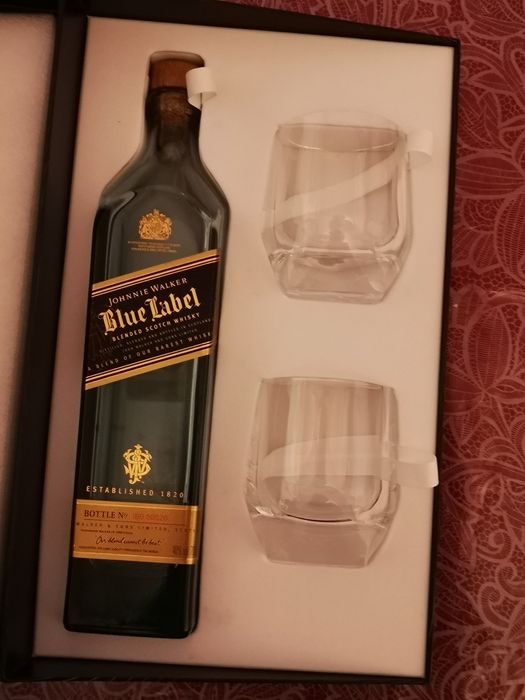 Бутилка синьо Джони с две чаши