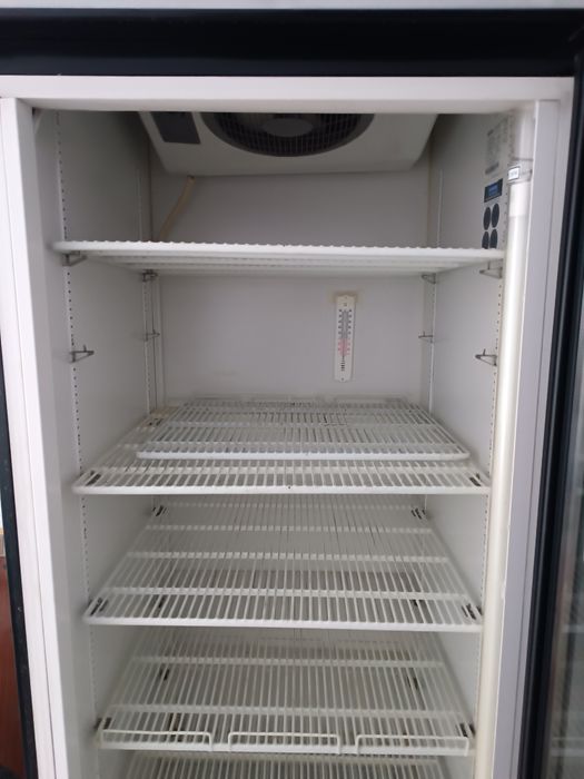 Хладилна витрина.