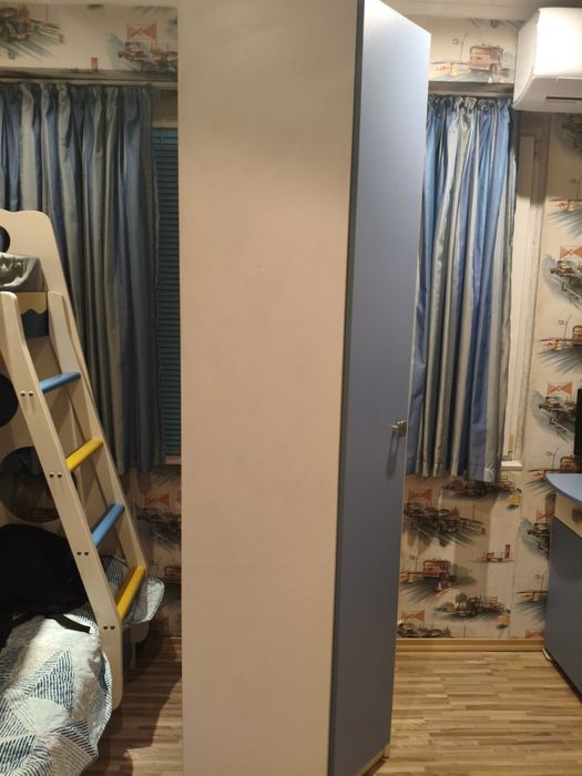 Дестко легло на два етажа, ъглов гардероб и бюро с поставка за компютъ