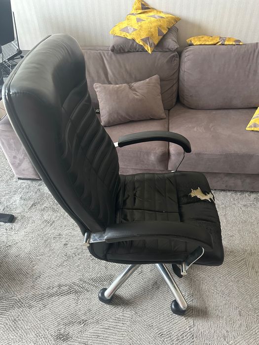 Кожаное офисное кресло