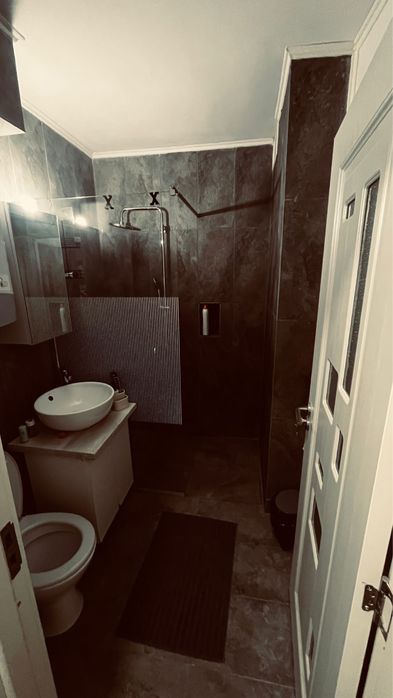 Apartament 3 camere, etaj 3, situat intre generala 6 si stomatologie, se vinde mobilat si utilat asa cum se vede in poze