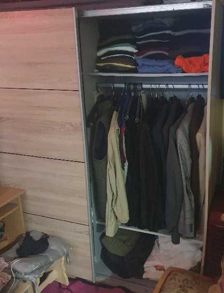 Dulap Sifonier cu 2 usi glisante, 2 compartimente pt haine cu 2 bare inox, 2 compartimente superioare si 2 compartimente inferioare, polite sus si jos