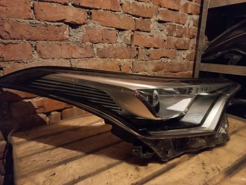 Десен фар за Тойота CHR до 2020