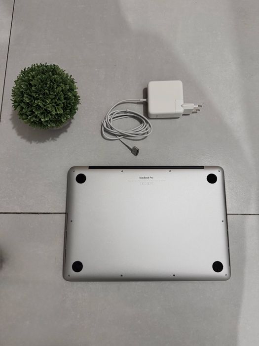 Macbook Pro 13” Full box, i5(2,7), 8Gb , 256Gb SSD, ca nou