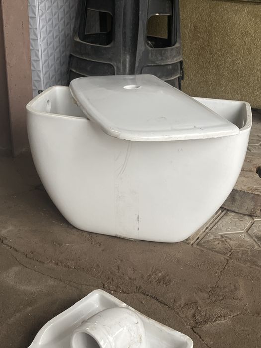 Унитаз и бачок фарфоровый