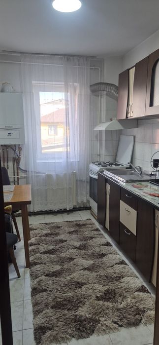 Inchiriez Targoviste, apartament.2 camere ,et.1, in spatele statiei de autobuz  Caraiman si Scoala Mihai Viteazul