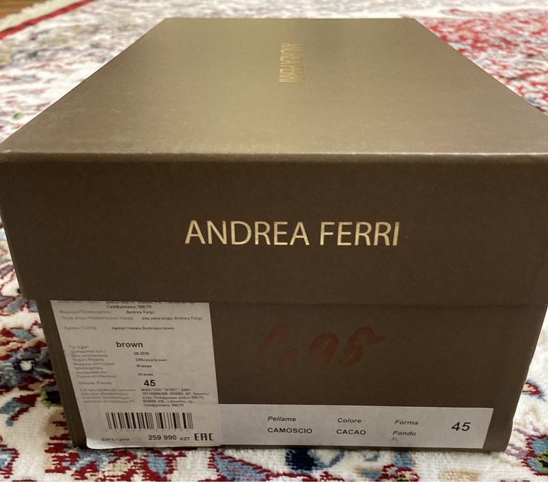 Продам замшевые ботинки новые