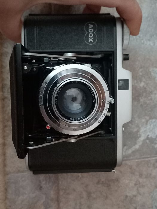 Три стари фотоапарата с мех