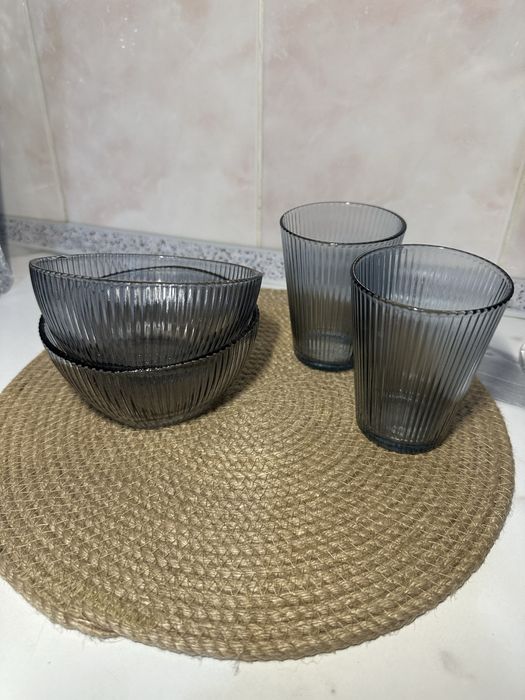 Посуда стаканы и тарелки