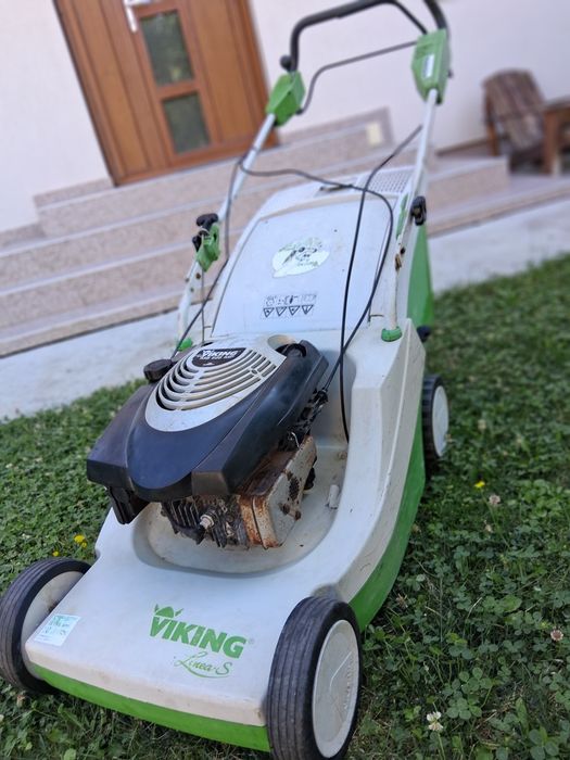 Vând mașină de tuns gazon pe benzină Viking.