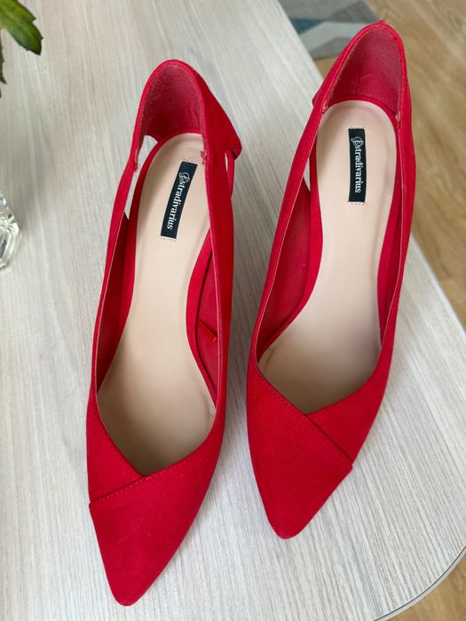 Продаю туфли красные