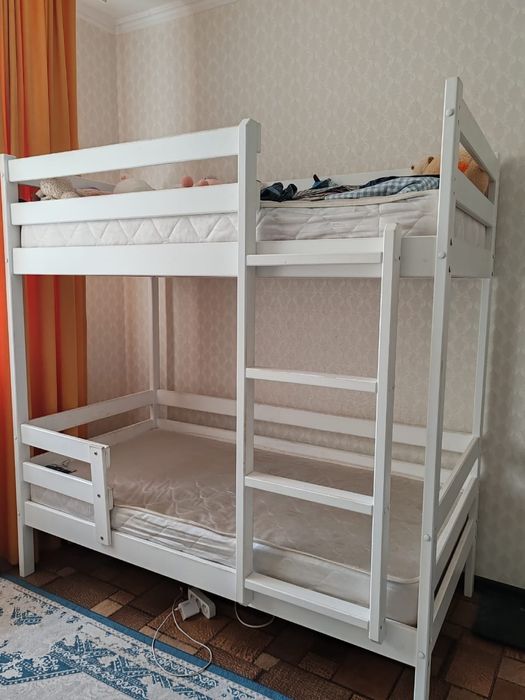 Продам 2-х ярусную кровать б/у
