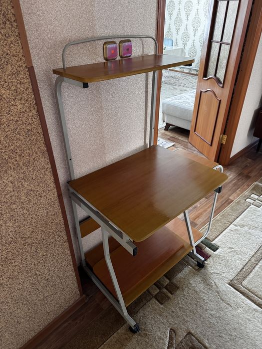 Стол комьютерный компактный
