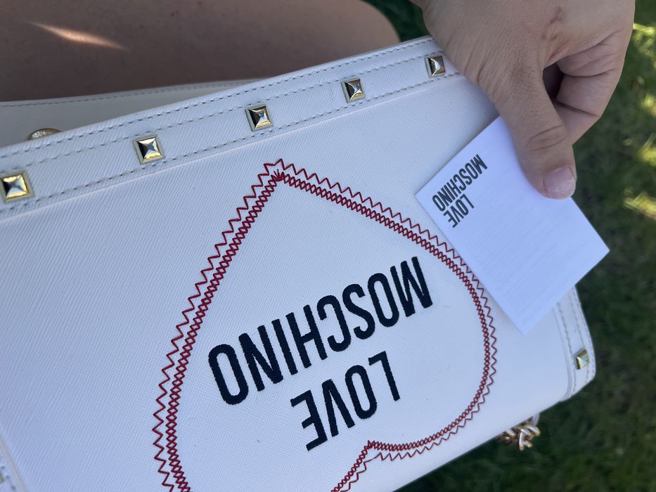 Geantă de umăr Love Moschino Originală – Albă cu detalii aurii și ținte