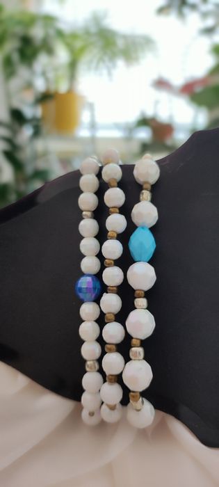 Летни гривни от мъниста бохо бяло черно синьо хендмейд ластични