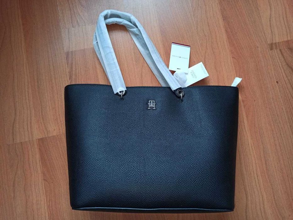 Tommy Hilfiger
EMBLEM TOTE - black