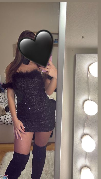 Къса блестяща рокля