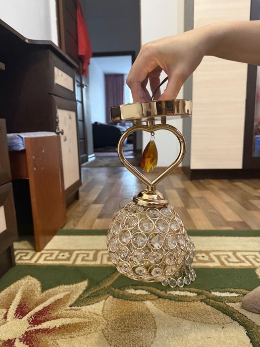 Срочно продам новые люстры