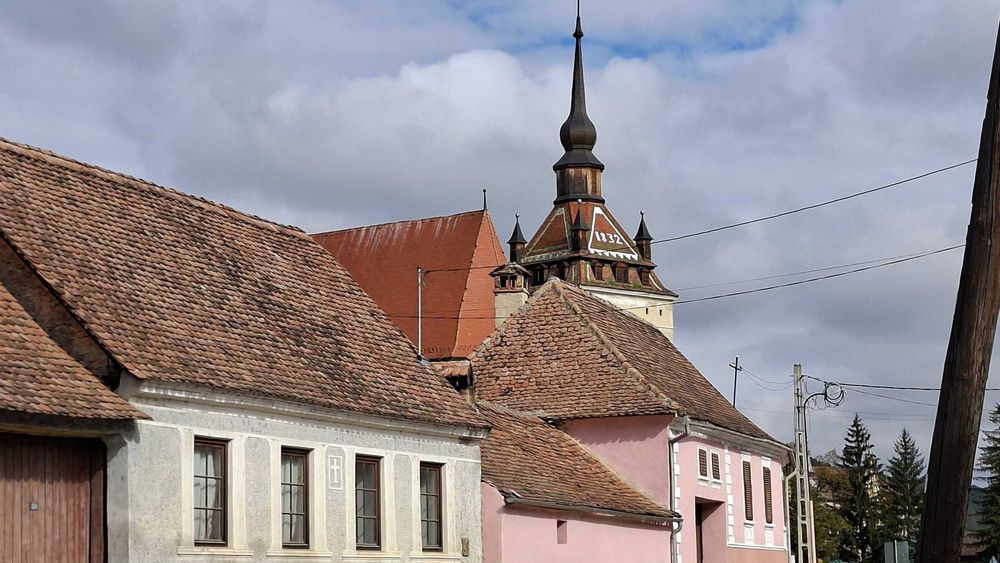 Casă săsească tradițională în Saschiz, Mureș – vedere spre Cetatea Țărănească