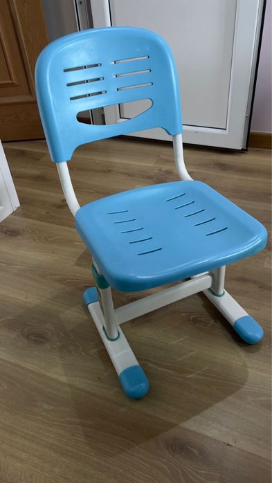 Школьные парты и стулья