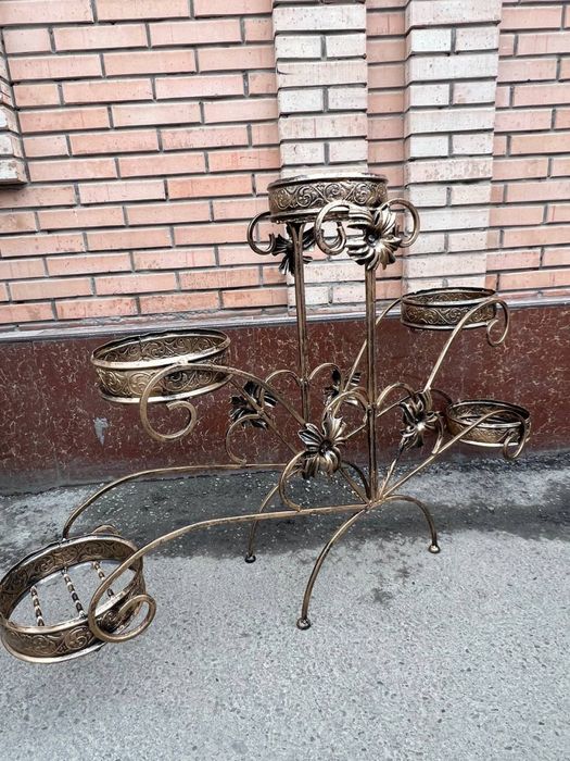 Металлическая подставка для цветов