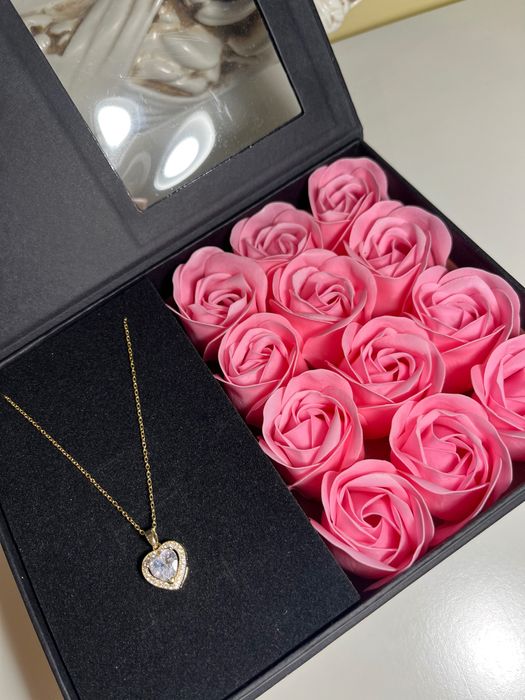Подаръчна кутия със сапунени рози(червени, розови и лилави) + колие