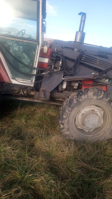 Vând tractor Massey Ferguson cu incarcator- 2640-4300 de ore