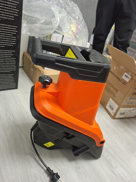 Tocător electric de crengi și resturi vegetale