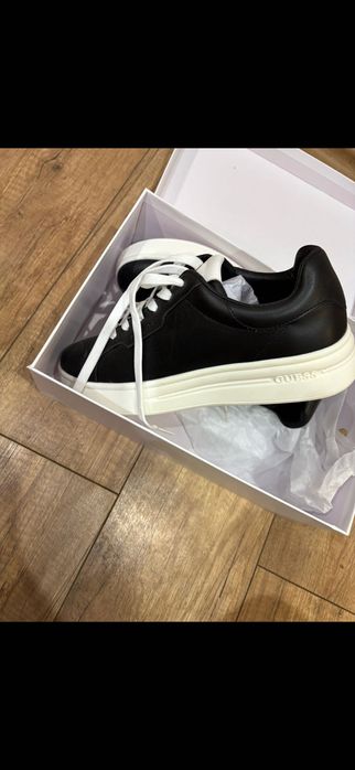 Продавам обувки GUESS