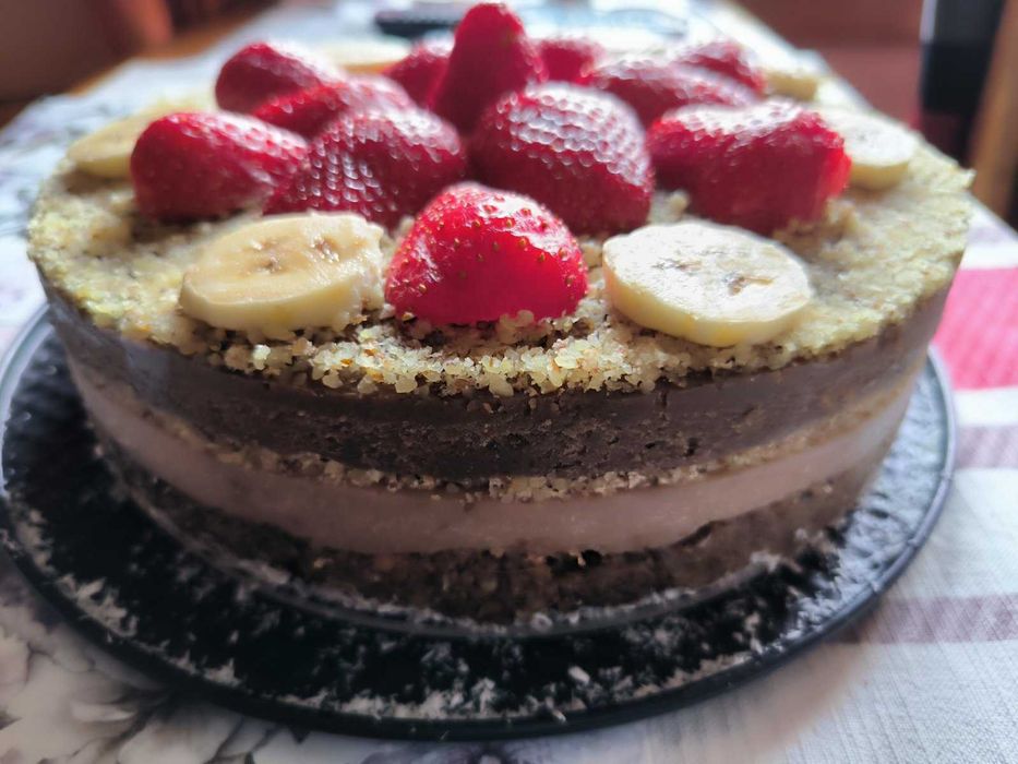 Приемам поръчки и приготвям здравословни и вкусни торти и веган храни