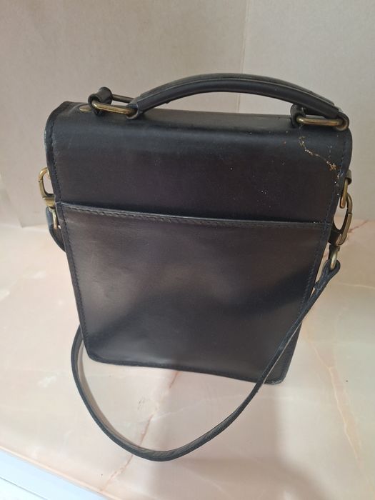 Vand borseta din piele neagra.